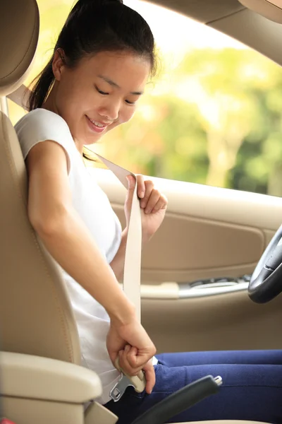 Žena řidič spona se pás řídit auto — Stock fotografie