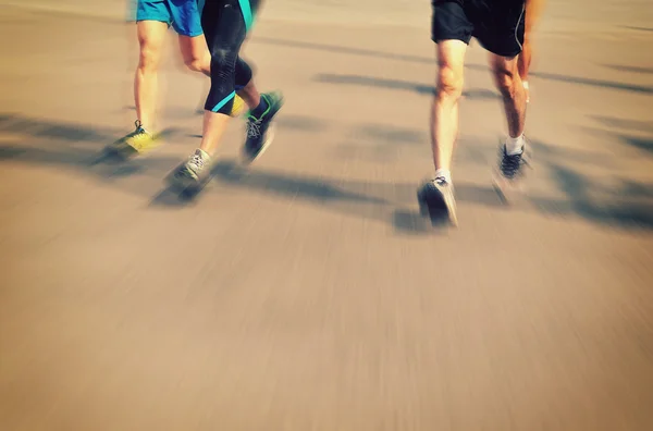 Marathon course à pied, les gens pieds sur la route de la ville — Photo