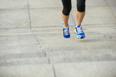 Taş merdivenlerde koşma spor kadın