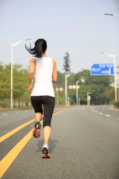 Fitness mladá žena běžec běží venkovní — Stock fotografie