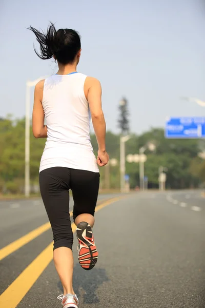 Fitness mladá žena běžec běží venkovní — Stock fotografie