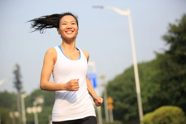 Fitness mladá žena běžec běží venkovní — Stock fotografie