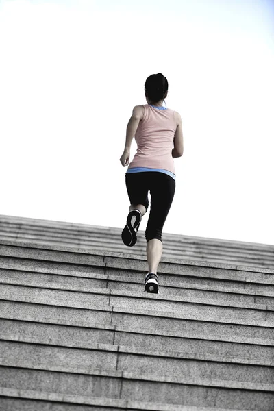 Löpare idrottsman körs på trappan. kvinna fitness jogging träning wellness koncept. — Stockfoto