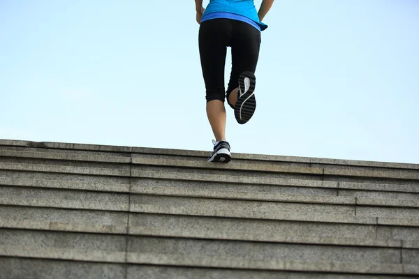 Sport gambe donna correndo su scale di pietra — Foto Stock