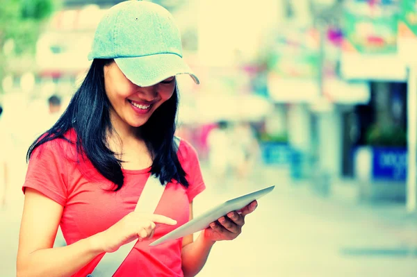 Junge Asiatin nutzt digitales Tablet auf Einkaufsstraße — Stockfoto