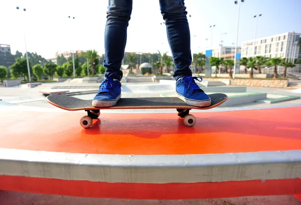 Skateboarding pernas de mulher no skatepark — Fotografia de Stock