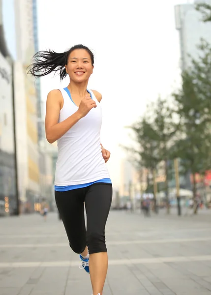 Atleta corredor corriendo por la carretera de la ciudad. mujer fitness jogging entrenamiento bienestar concepto . —  Fotos de Stock