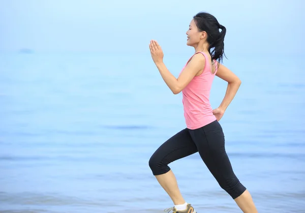 Mujer corriendo playa junto al mar —  Fotos de Stock