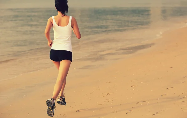 Mujer corriendo playa junto al mar —  Fotos de Stock