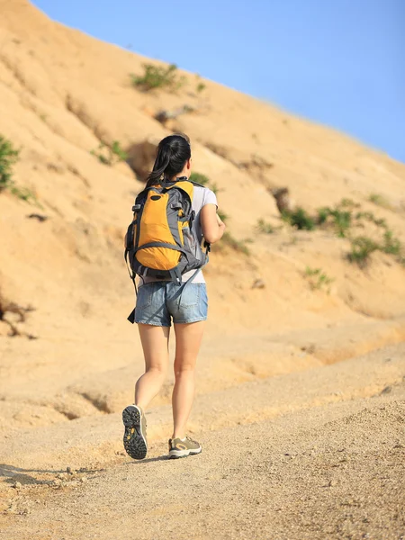 Donna trekking all'aperto — Foto Stock