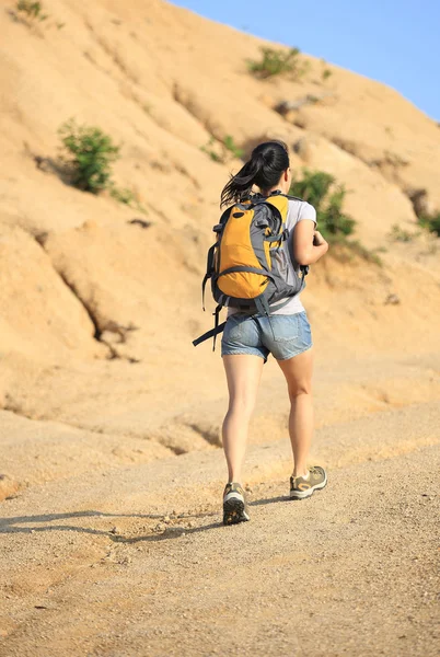 Mujer senderismo al aire libre — Foto de Stock