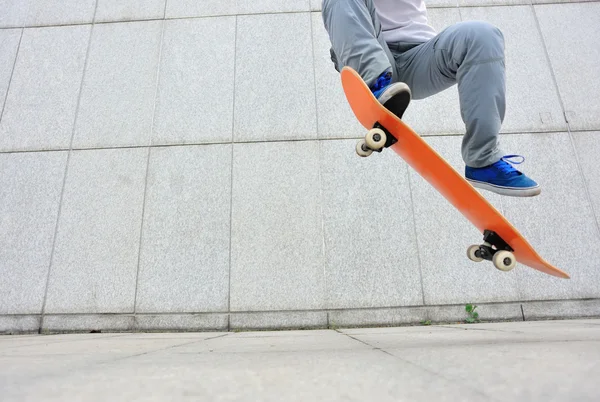 Skateboarder skate ao ar livre — Fotografia de Stock