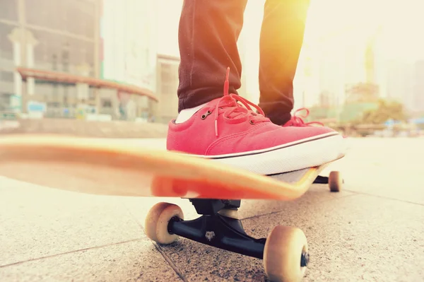 Skateboarding pernas de mulher no skate — Fotografia de Stock