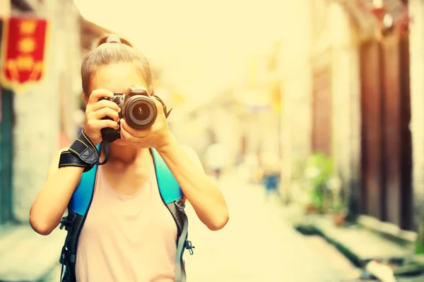 Femme photographe prenant des photos en guilin, Chine — Photo