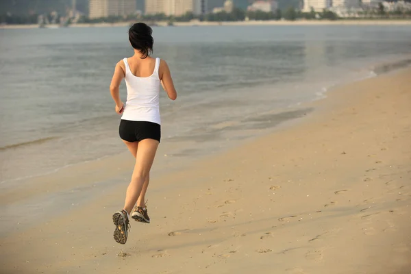 Woman running seaside beach — Stock Photo, Image