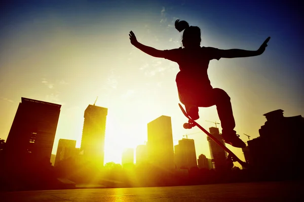 Skateboarder skateboarden bij zonsopgang stad — Stockfoto