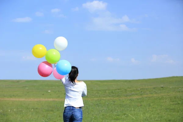 Asiatisk kvinna med ballonger — Stockfoto