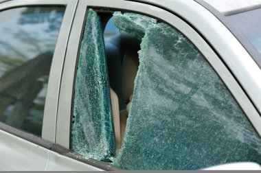 Bir hırsız tarafından ezilmiş pencere