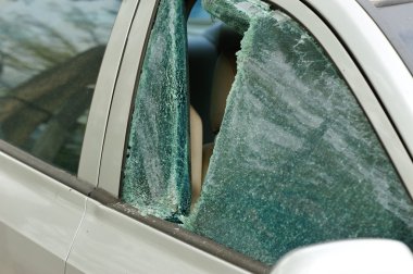 Bir hırsız tarafından ezilmiş pencere