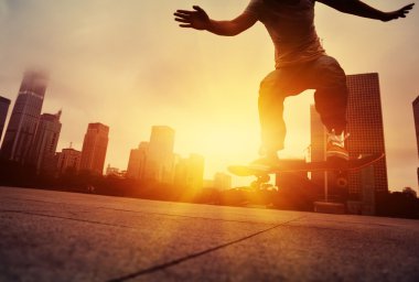 Gündoğumu şehrinde kaykaycı