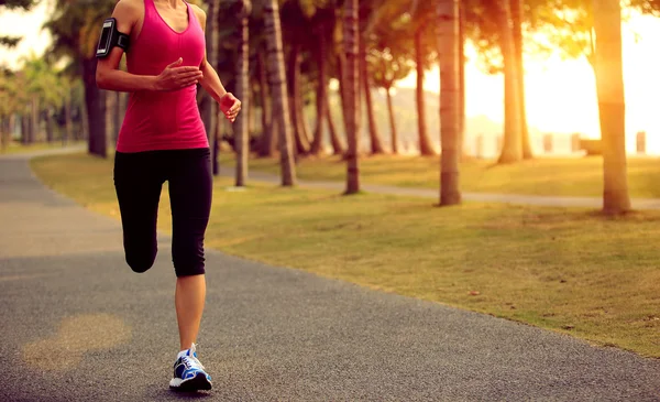 Mujer corriendo en el parque — Foto de Stock