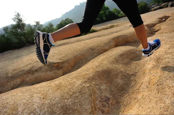 Mujer corriendo por sendero de montaña —  Fotos de Stock