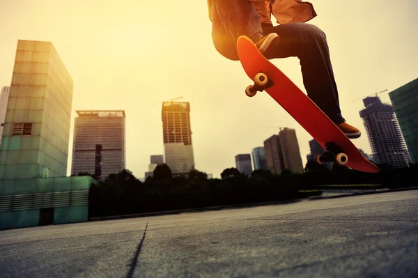 Skateboardåkare skateboard vid soluppgången stad — Stockfoto