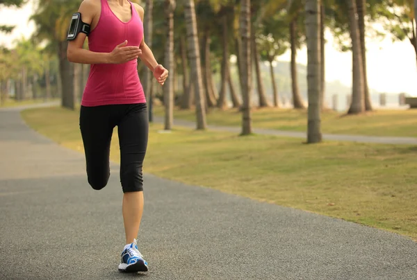 Donna che corre al parco — Foto Stock