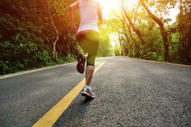 Ormanda koşan kadın