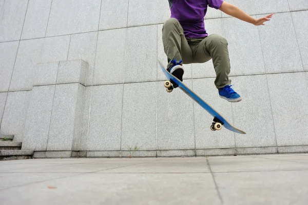 Skateboarder skateboarding při východu slunce města — Stock fotografie