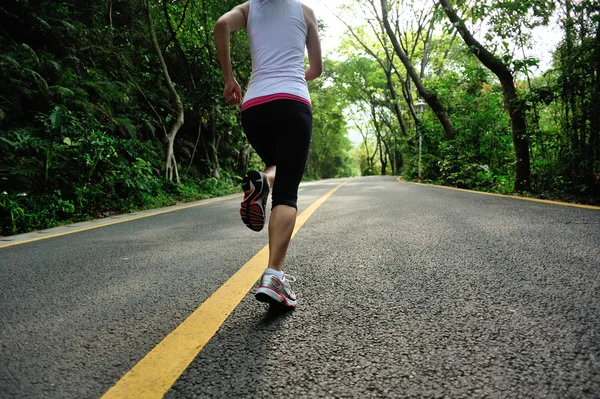 Woman running at forest — Stock Photo, Image