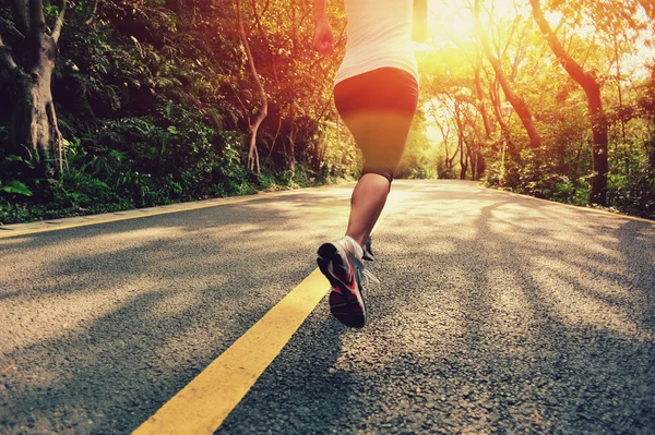 Mujer corriendo en el bosque — Foto de Stock