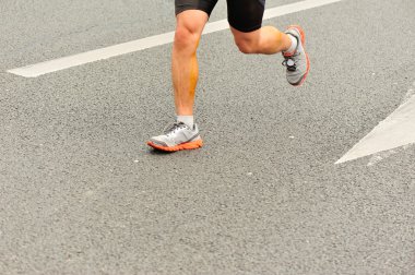 Maraton sporcular bacaklar şehir yolda çalışan