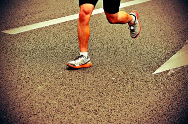Maraton sporcular bacaklar şehir yolda çalışan