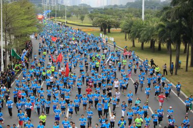 Kimliği belirsiz maraton koşucular Shenzhen uluslararası maraton, sokakta