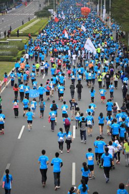 Kimliği belirsiz maraton koşucular Shenzhen uluslararası maraton, sokakta