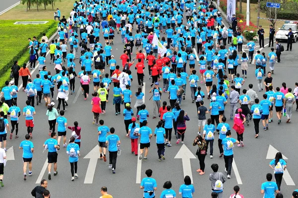 Niezidentyfikowane maratończycy na ulicy w Shenzhen International Marathon — Zdjęcie stockowe