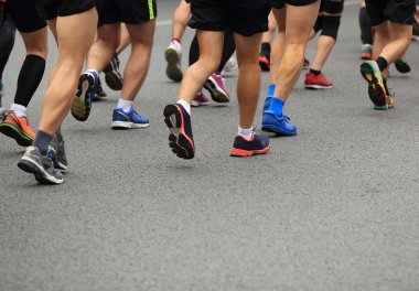 Şehir yolda çalışan kimliği belirsiz maraton sporcular bacaklar