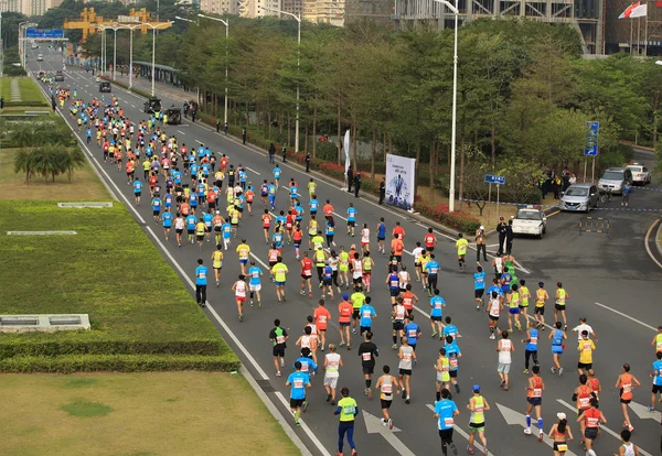 Unidentified marathon runners on the street at Shenzhen International Marathon — Stock Photo, Image