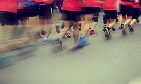 Maratón no identificado atletas piernas corriendo en la carretera de la ciudad — Foto de Stock