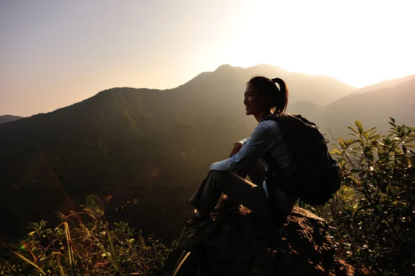 女性ハイカーが山のピークで景色を楽しむ — ストック写真