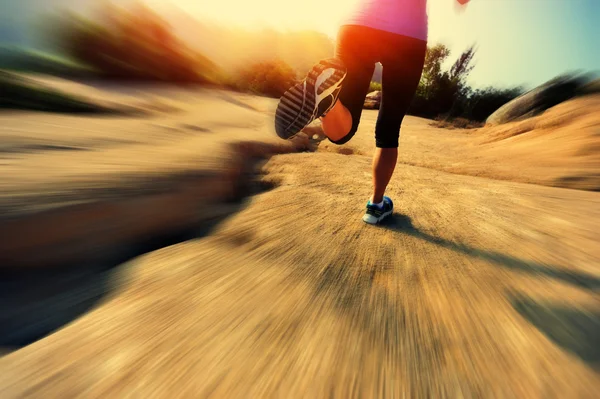 Dağ iz üzerinde çalışan genç kadın runner bacaklar — Stok fotoğraf