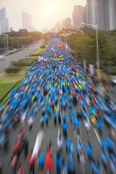 Неизвестные спортсмены-марафонцы бегают по городской дороге — стоковое фото