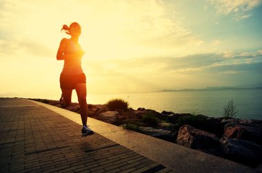 Deniz kenarında çalışan runner atlet. kadın fitness siluet gündoğumu koşu egzersiz sağlık kavramı.