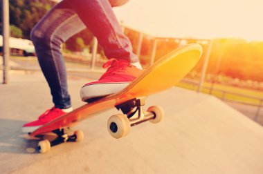 genç kadının bacakları skatepark kaykay