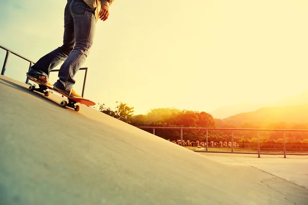 Skateboarder skateboarding en skatepark —  Fotos de Stock