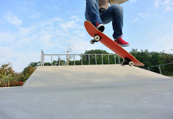 Skateboarder skate no skatepark — Fotografia de Stock