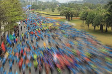 Şehir yolda çalışan kimliği belirsiz maraton sporcular bacaklar