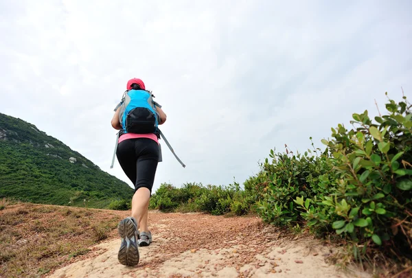 Woman hiker hiking on seaside trail — Stock Photo, Image