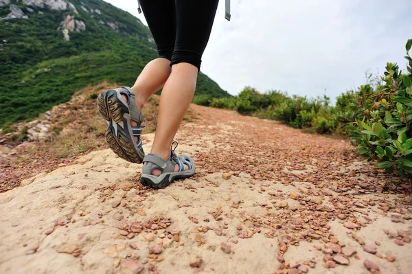 Donna escursionista gambe trekking sul sentiero sul mare — Foto Stock